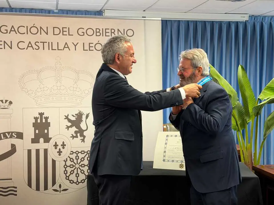 NIcanor Sen impone la Medala al M&eacute;rito Civil al mayor donante de Espa&ntilde;a