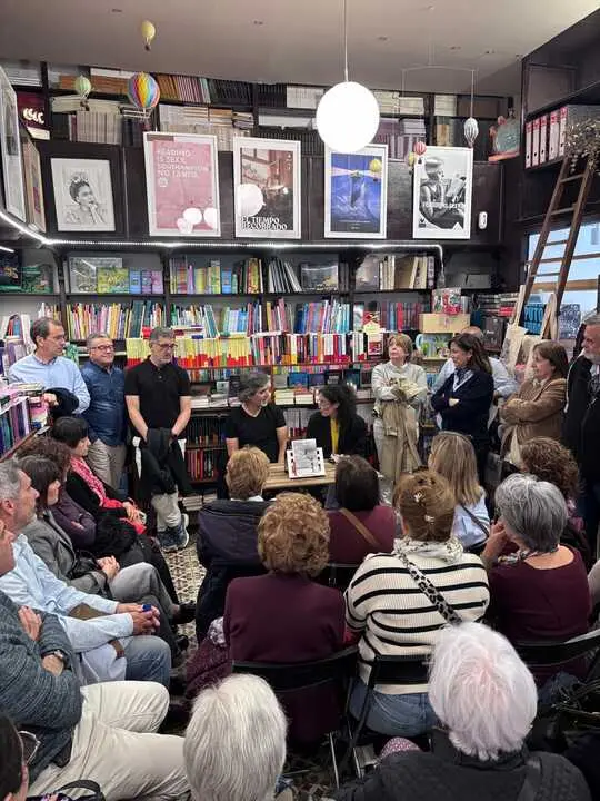 Pedro Sim&oacute;n rodeado de sus lectores en la Librer&iacute;a Semuret