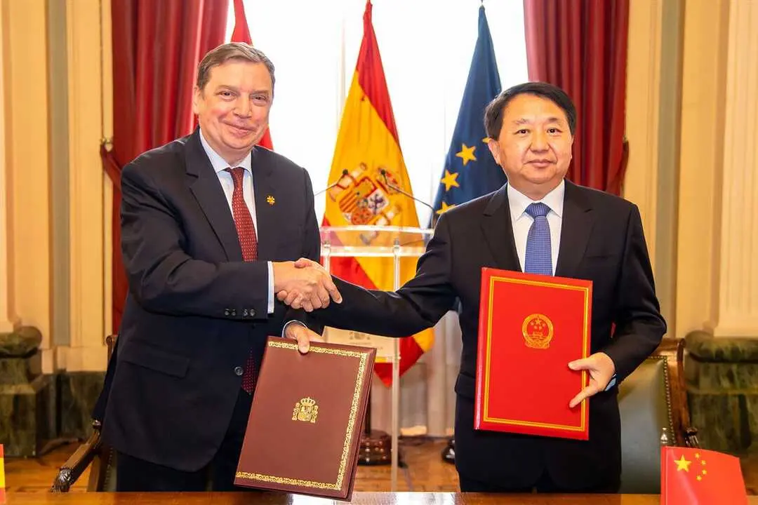 Luis Planas, y el director general de la Administraci&oacute;n Estatal de Regulaci&oacute;n del Mercado de China, Lou Wen