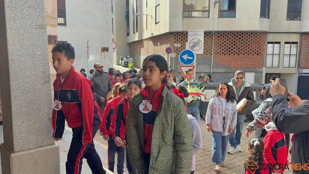   Alumnos del colegio Divina Providencia celebra su romer&iacute;a de la Concha 