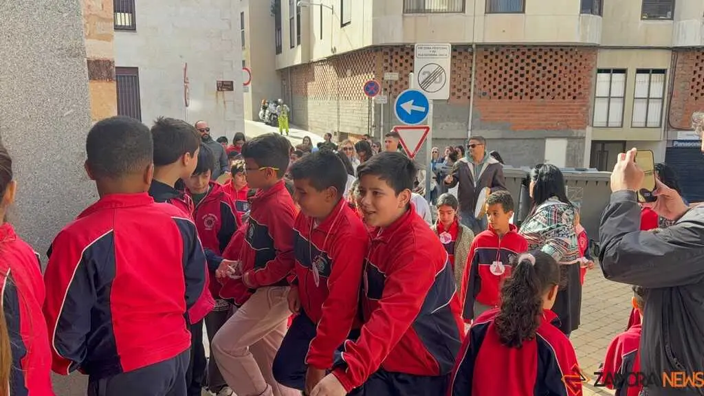   Alumnos del colegio Divina Providencia celebra su romer&iacute;a de la Concha _3