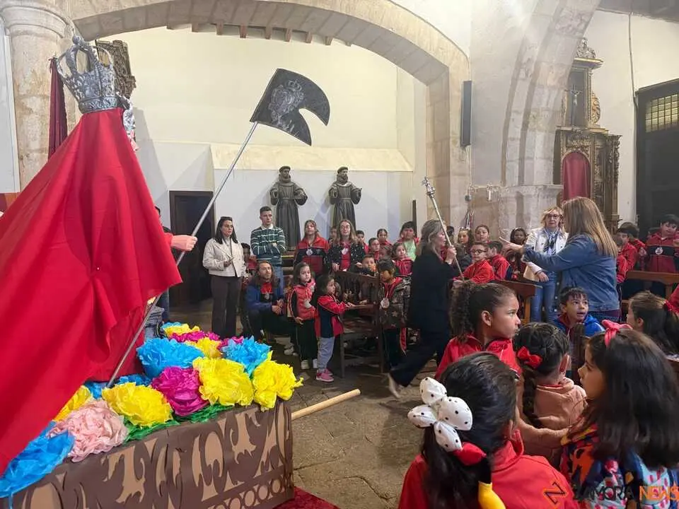   Alumnos del colegio Divina Providencia celebra su romer&iacute;a de la Concha _19