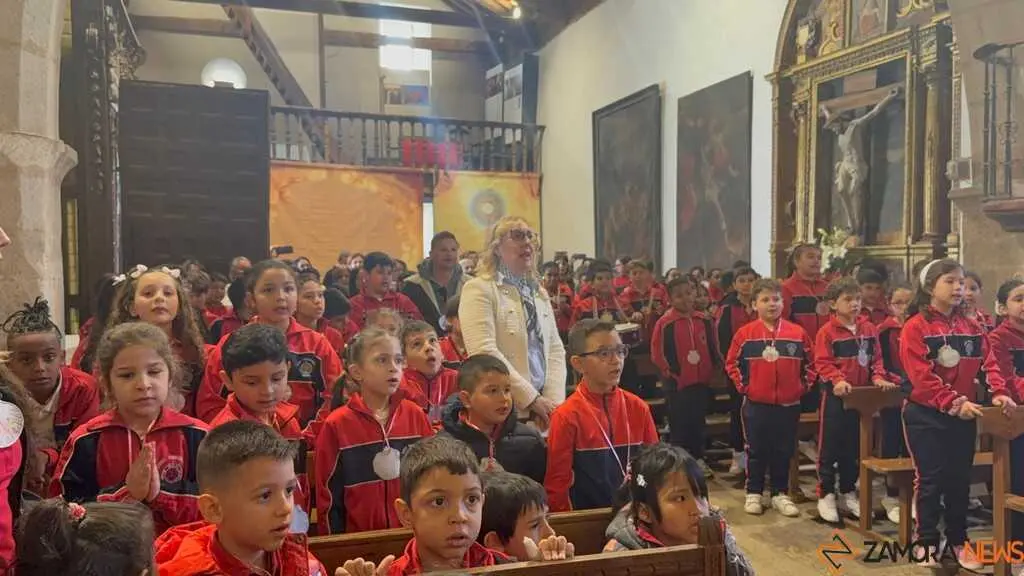  Alumnos del colegio Divina Providencia celebra su romer&iacute;a de la Concha _26