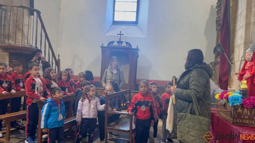   Alumnos del colegio Divina Providencia celebra su romer&iacute;a de la Concha _31