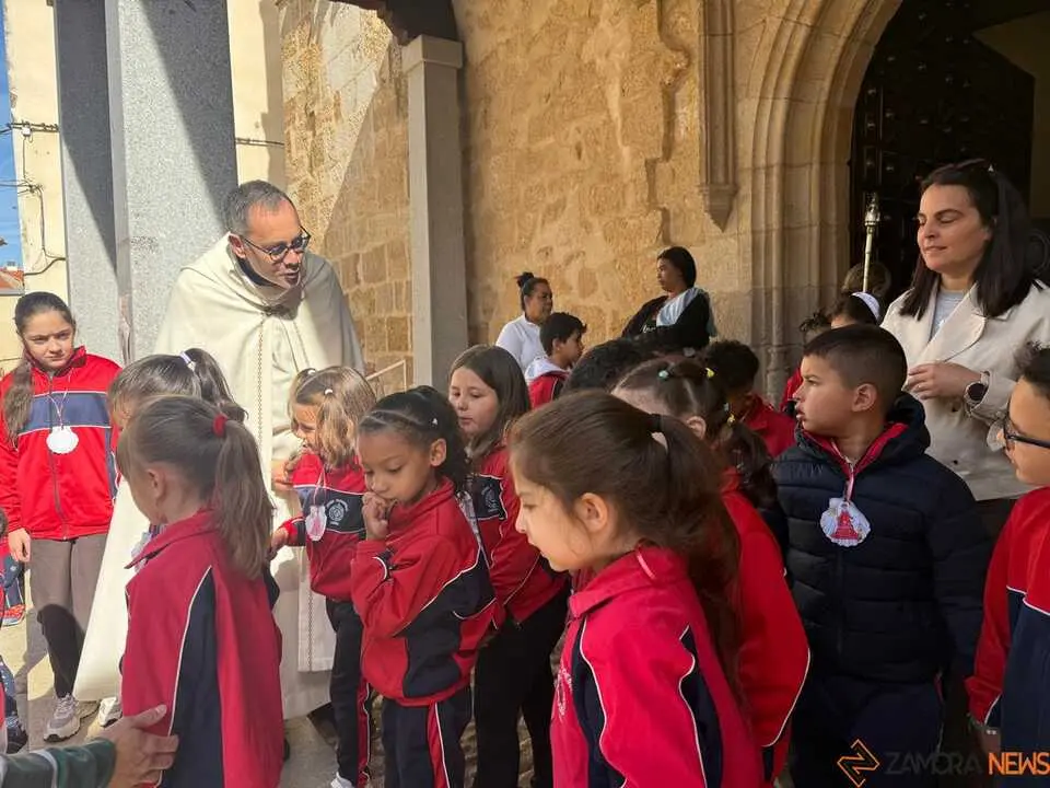   Alumnos del colegio Divina Providencia celebra su romer&iacute;a de la Concha _34