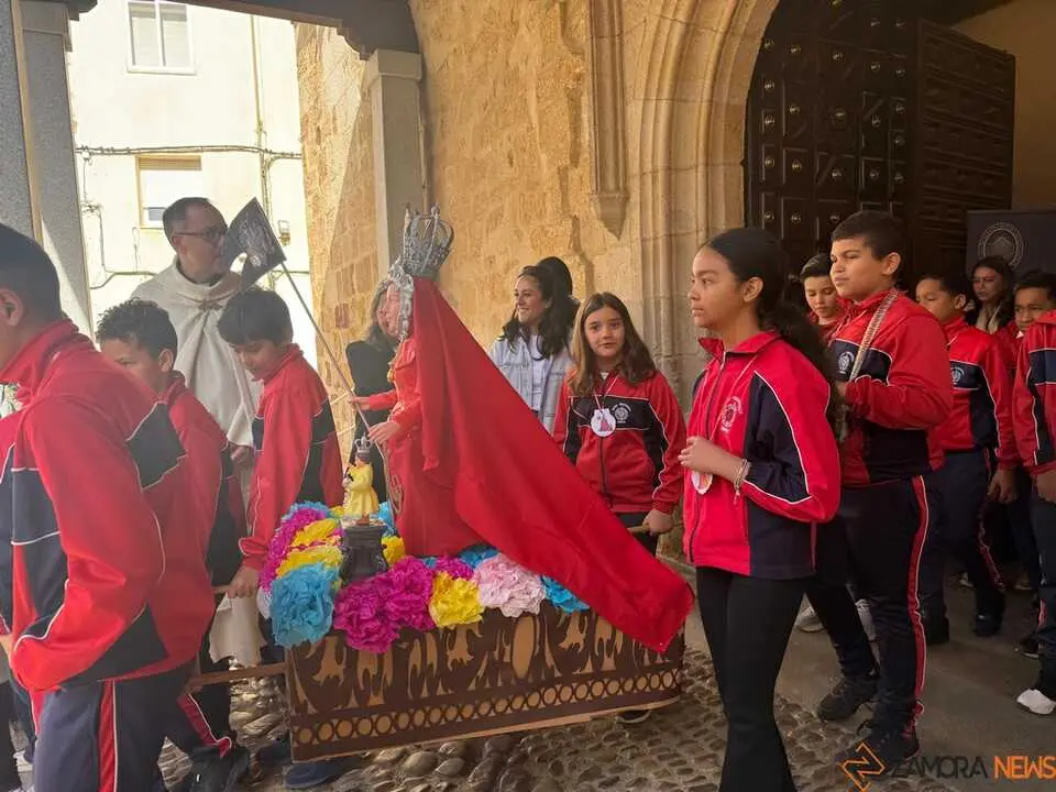   Alumnos del colegio Divina Providencia celebra su romer&iacute;a de la Concha _36