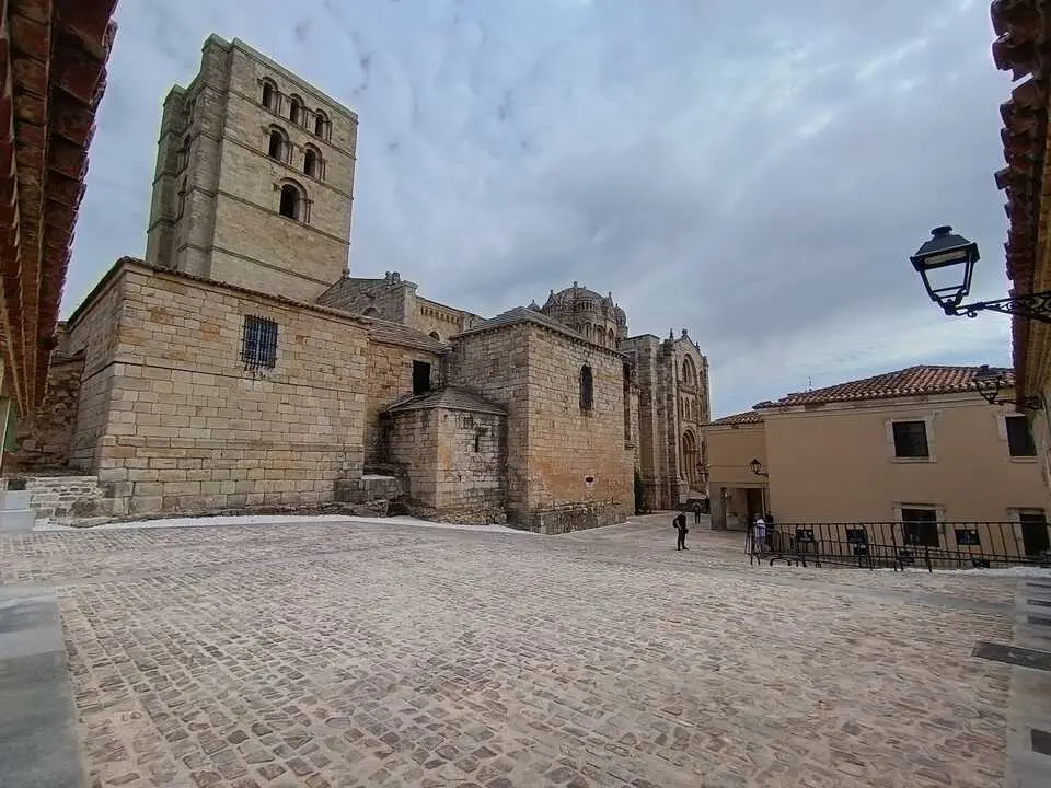 Abierta la parte trasera de la catedral