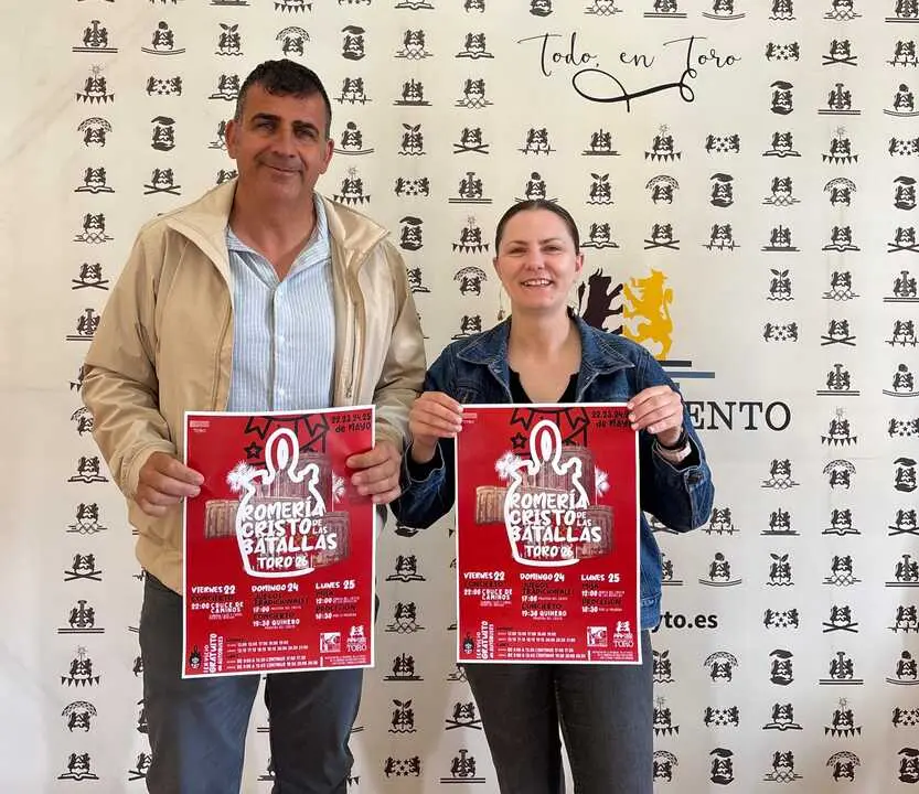 La concejala de Festejos del Ayuntamiento de Toro, Mar&iacute;a Velasco, junto al presidente de la cofrad&iacute;a, Fernando Rold&aacute;n, han presentado la programaci&oacute;n y los actos de la tradicional Romer&iacute;a del Cristo de las Batallas.