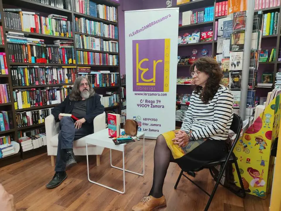 Ana Merino y Luis Garc&iacute;a Jambrina, en un momento de la charla en la Librer&iacute;a Ler