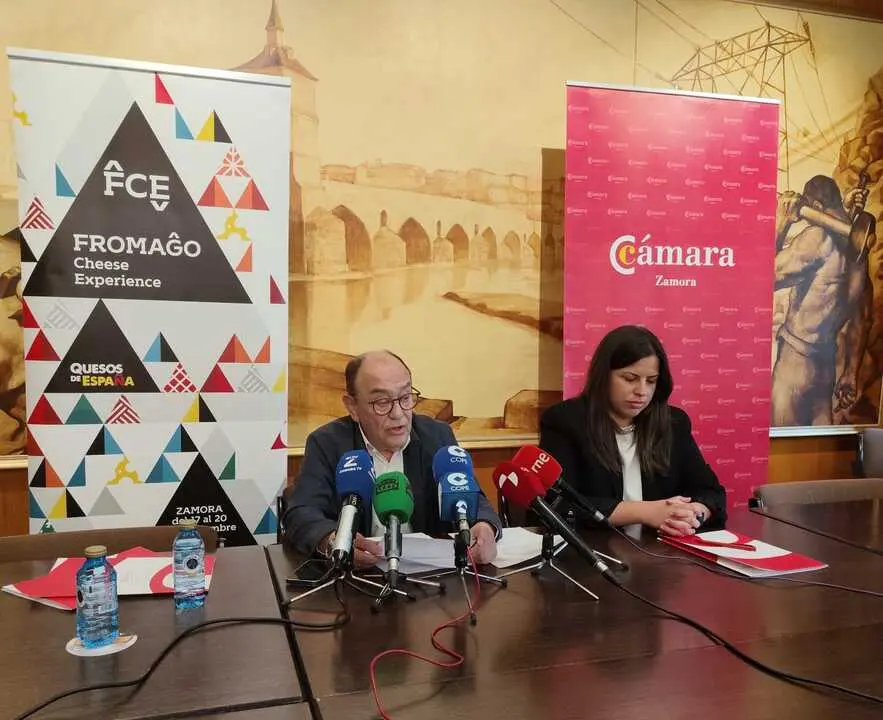 Enrique Oliveira y Sara Fregeneda en rueda de la prensa en la C&aacute;mara de Comercio de Zamora
