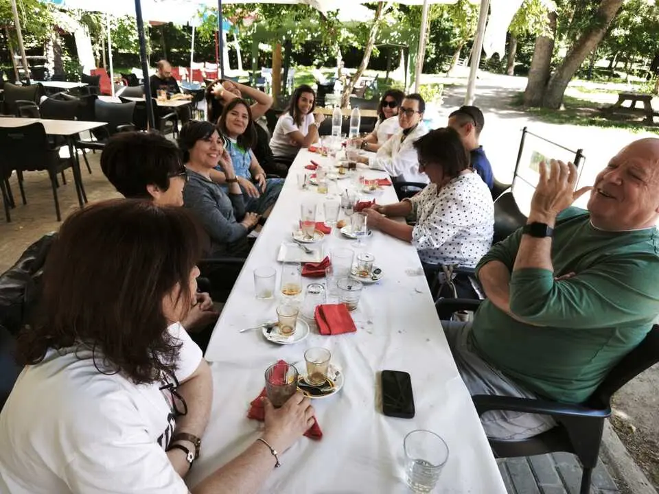 Docentes comen y charlan en un establecimiento en Zamora