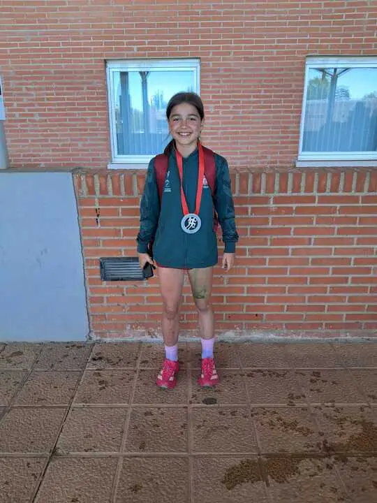 Elisa Urtasun Sanchez, con su flmante presea de plata lograda el sabado en el Lanzamiento deJabalina