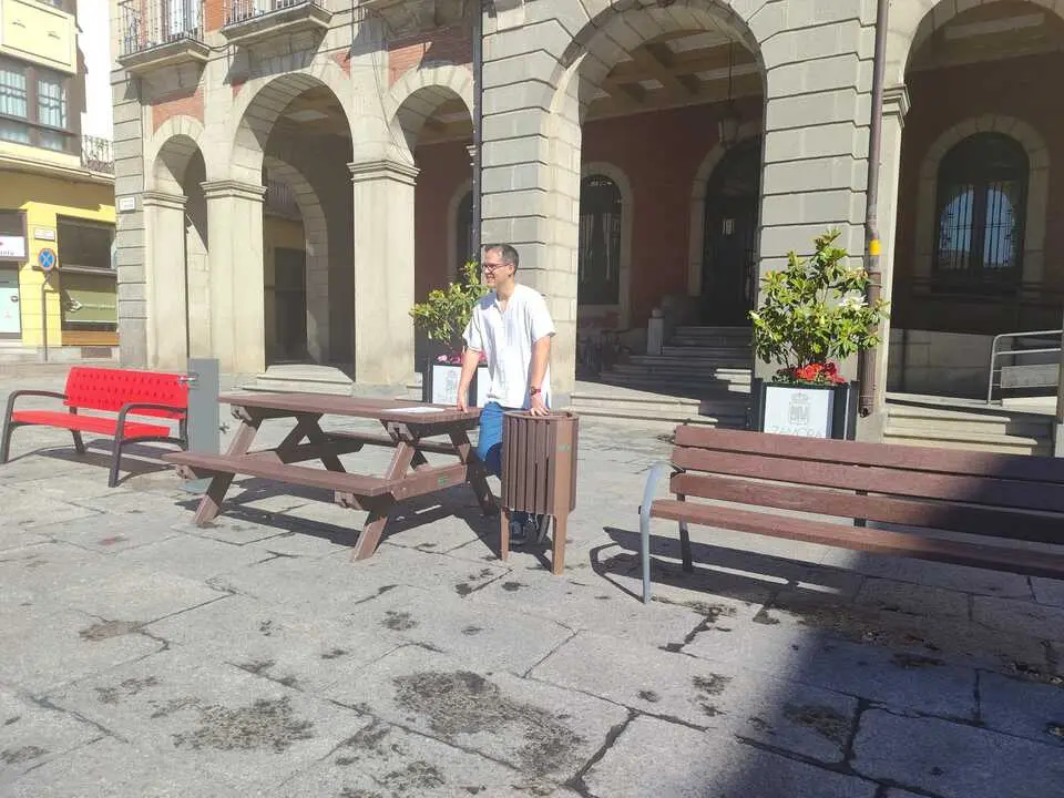 Pabl Novo presenta el nuevo mobiliario en la Plaza Mayor de Zamora