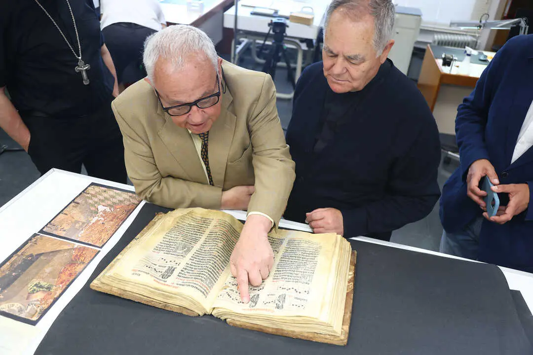 20260522+SANTONJA+RECIBE+EL+CODICE+SALTERIUM+PARA+SU+RESTAURACION-01