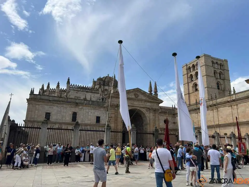 catedral y pendones _3