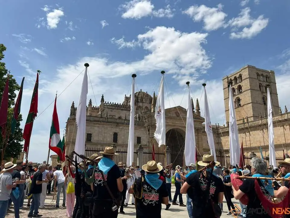 catedral y pendones _6