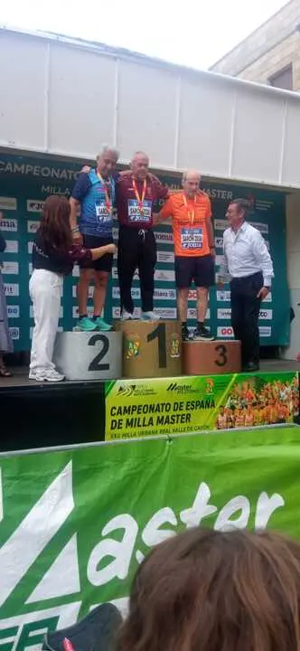 Jesus Vicario Pe&ntilde;a, en el podio como campeon de Espa&ntilde;a M70 Milla en ruta