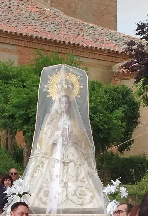 La Virgen de Velilla tapada por la amenaza de lluvia en Villalobos