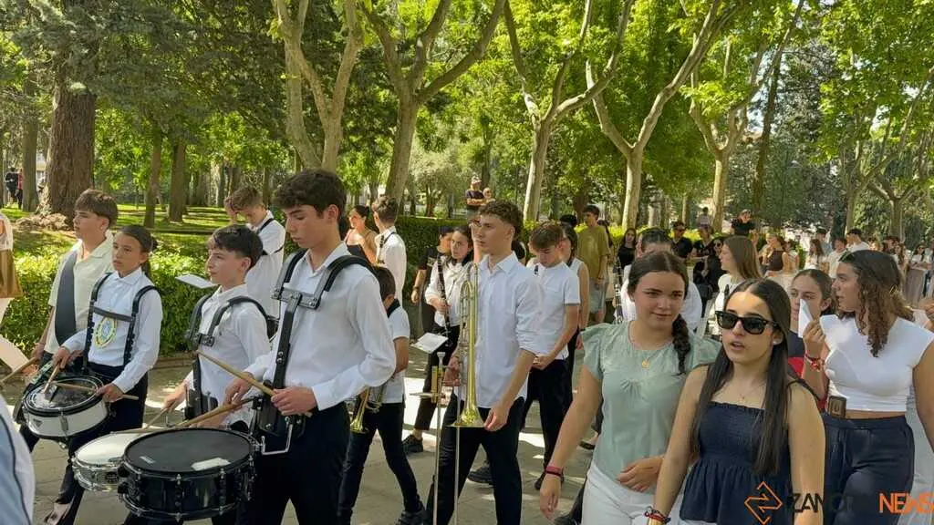 La Milagrosa peregrina con la Virgen y celebra la Eucarist&iacute;a en Cristo Rey_3