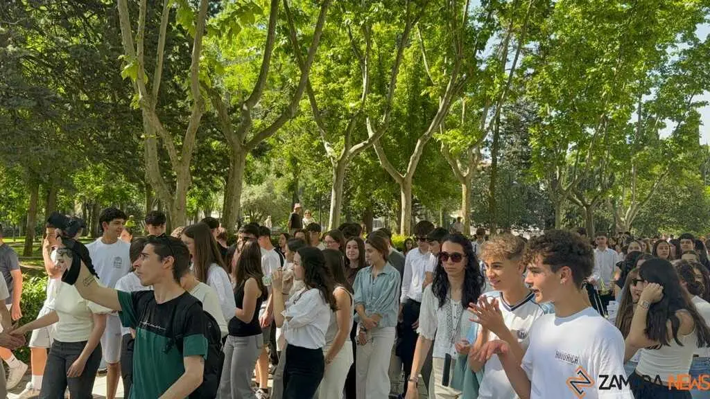 La Milagrosa peregrina con la Virgen y celebra la Eucarist&iacute;a en Cristo Rey_14