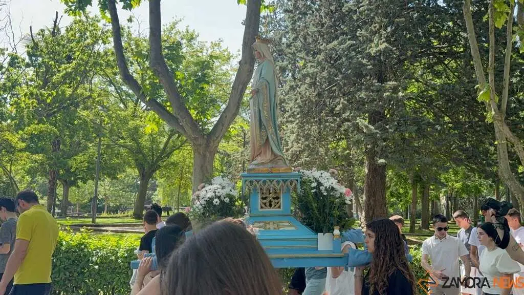 La Milagrosa peregrina con la Virgen y celebra la Eucarist&iacute;a en Cristo Rey_15