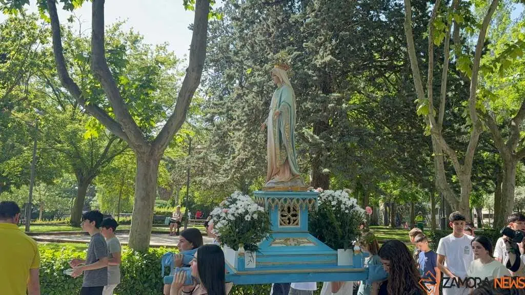 La Milagrosa peregrina con la Virgen y celebra la Eucarist&iacute;a en Cristo Rey_16