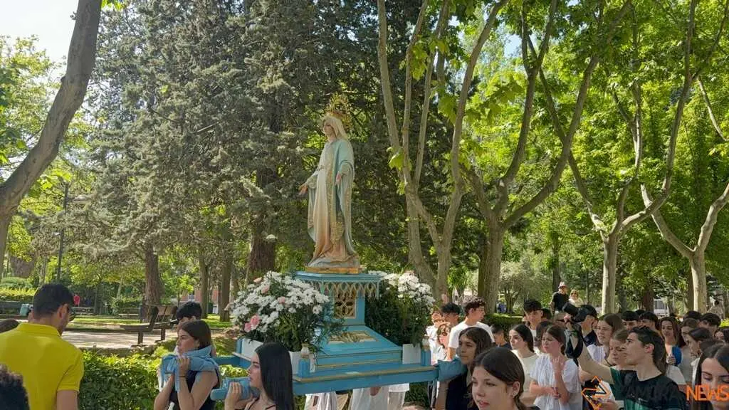 La Milagrosa peregrina con la Virgen y celebra la Eucarist&iacute;a en Cristo Rey_17