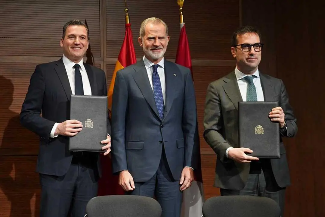 El vicepresidente Carlos Cuerpo, el rey Felipe VI y el ministro canadiense de IA e Innovaci&oacute;n Digital, Evan Solomon