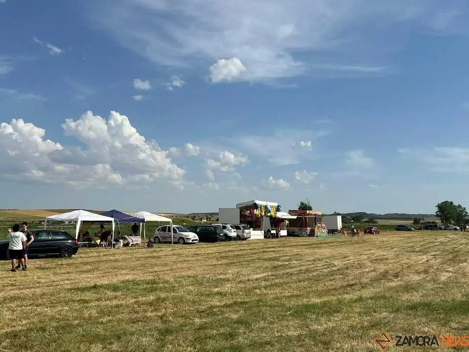 Vecinos meriendan en la pradera de Bamba Virgen de la viso 