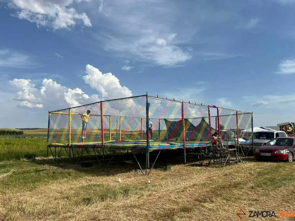 Vecinos meriendan en la pradera de Bamba Virgen de la viso _2