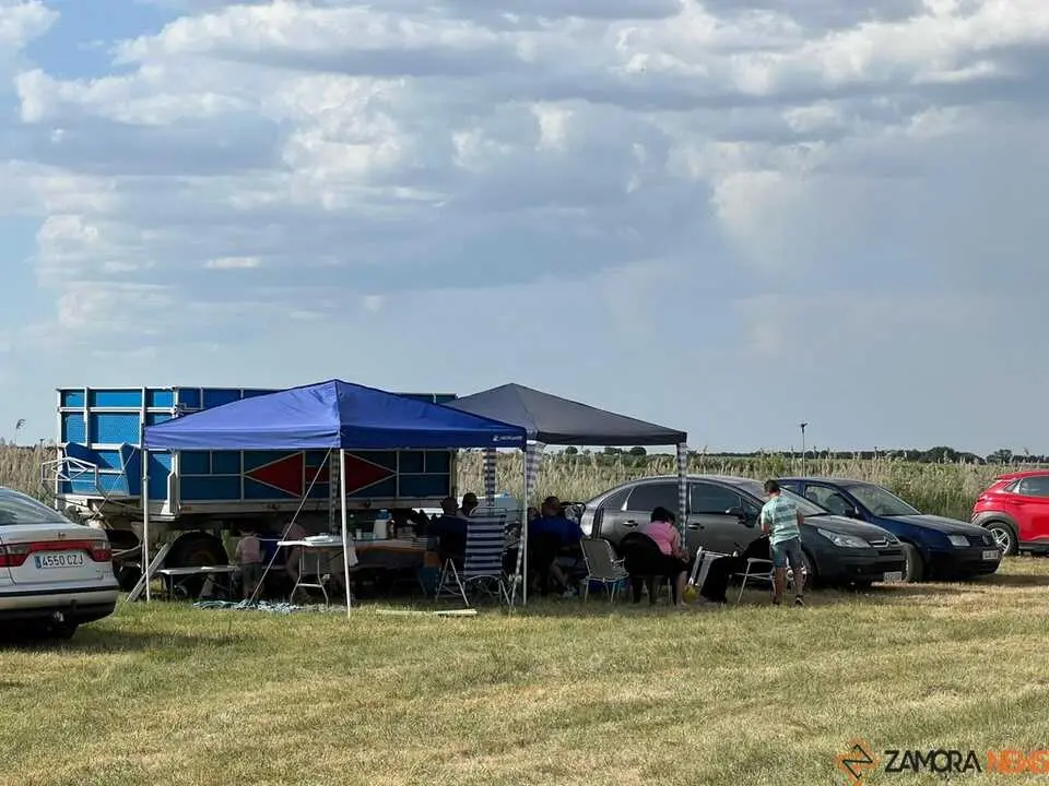 Vecinos meriendan en la pradera de Bamba Virgen de la viso _5