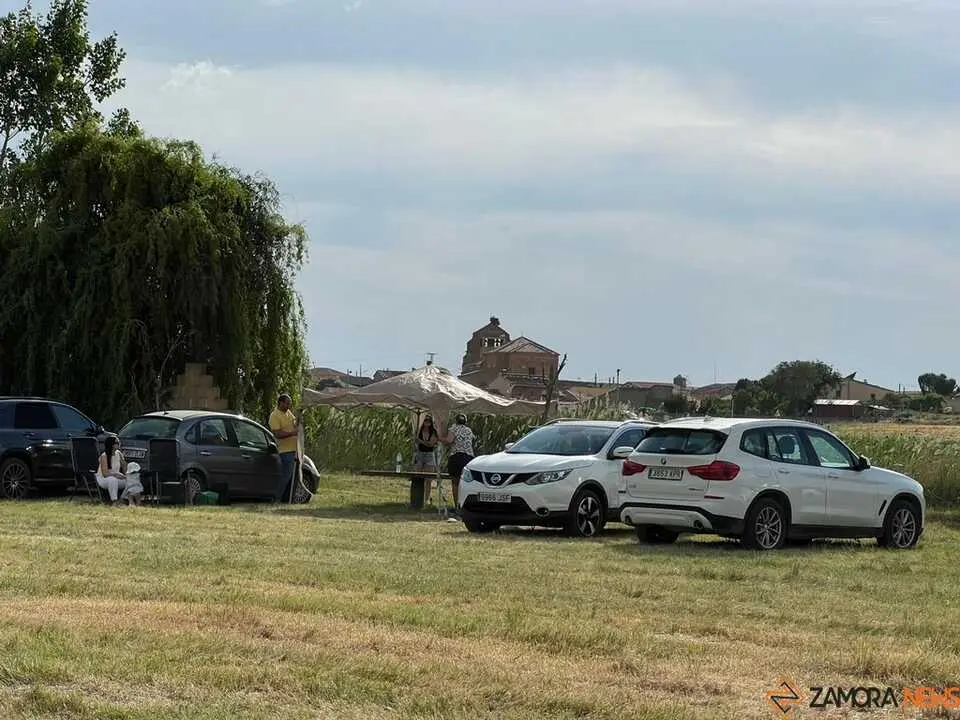 Vecinos meriendan en la pradera de Bamba Virgen de la viso _7