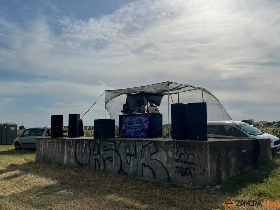 Vecinos meriendan en la pradera de Bamba Virgen de la viso _8