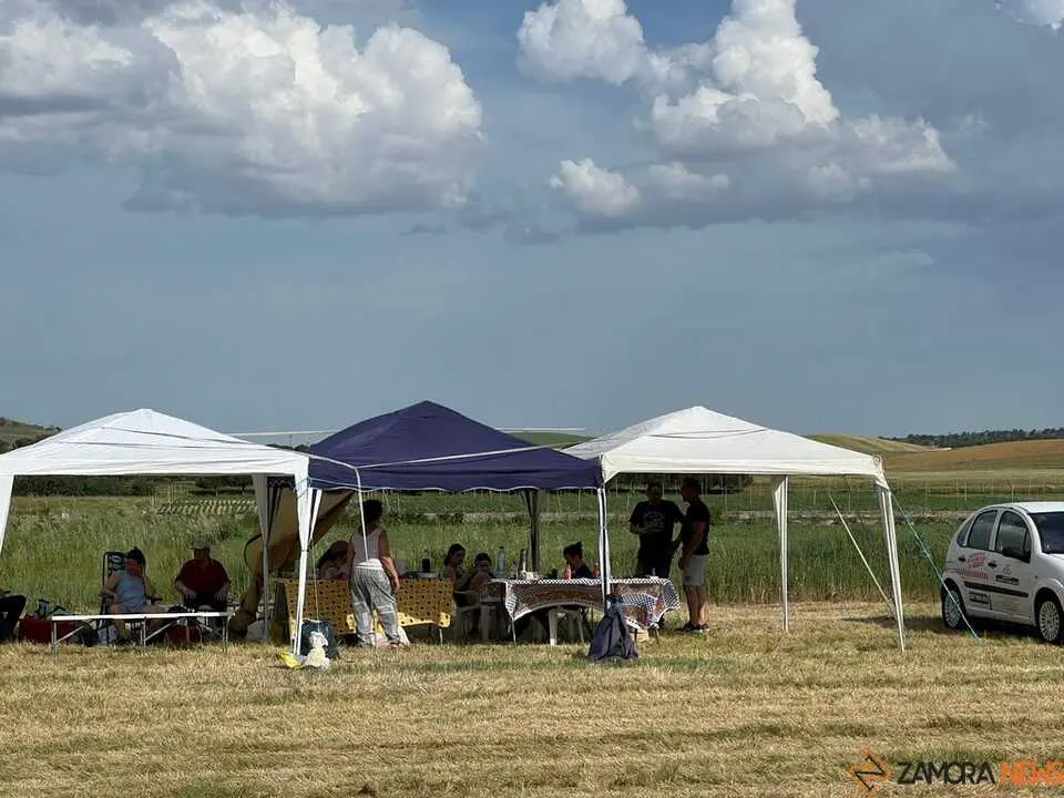 Vecinos meriendan en la pradera de Bamba Virgen de la viso _9
