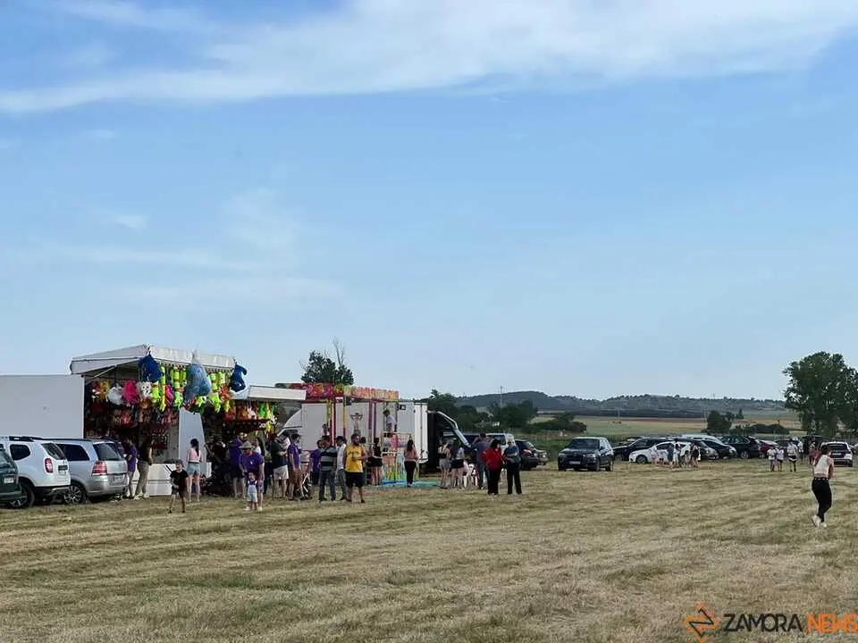 Vecinos meriendan en la pradera de Bamba Virgen de la viso _12