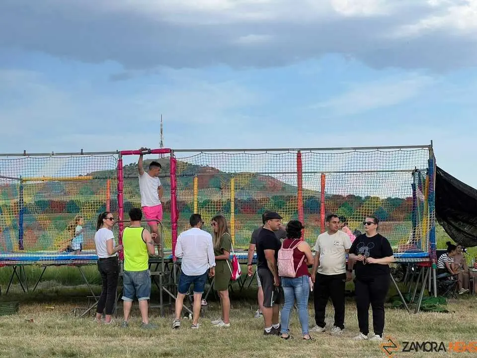 Vecinos meriendan en la pradera de Bamba Virgen de la viso _13