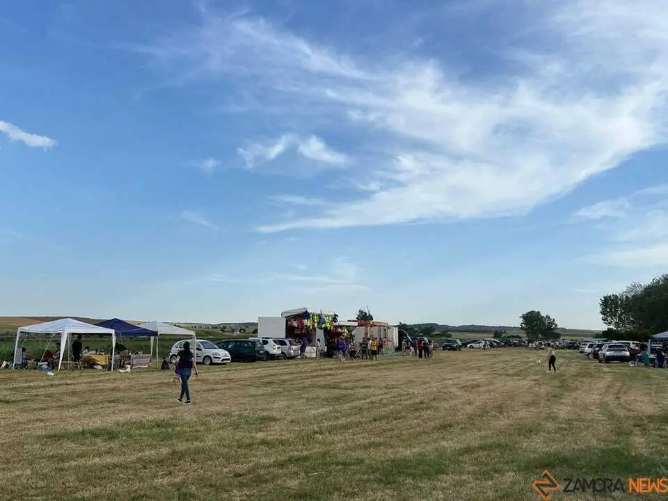 Vecinos meriendan en la pradera de Bamba Virgen de la viso _14