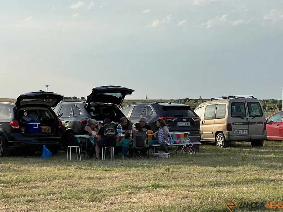 Vecinos meriendan en la pradera de Bamba Virgen de la viso _15