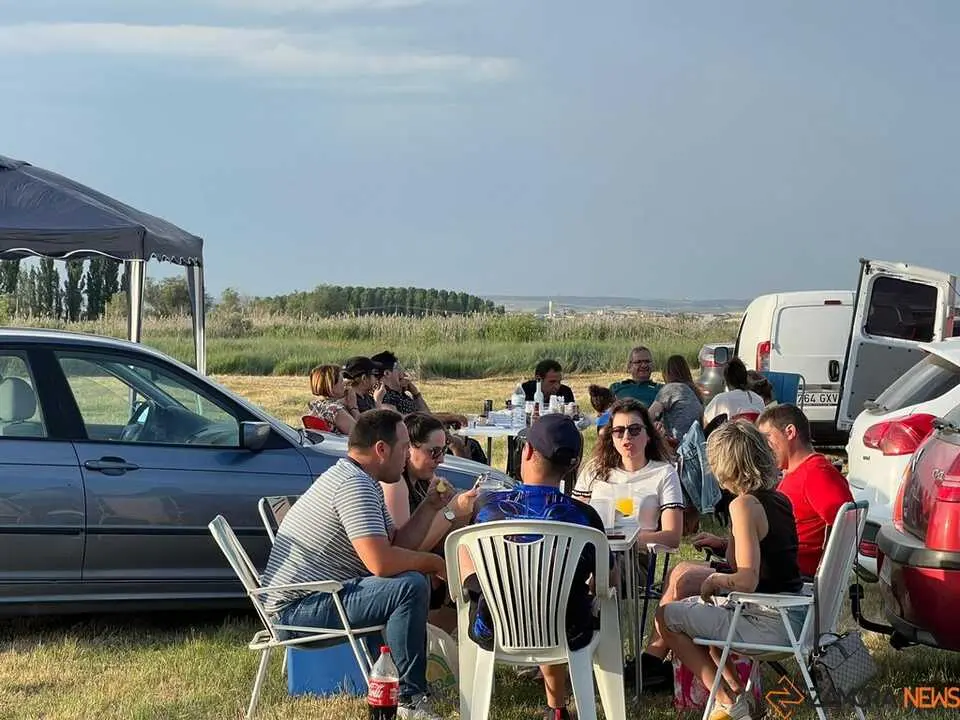 Vecinos meriendan en la pradera de Bamba Virgen de la viso _16