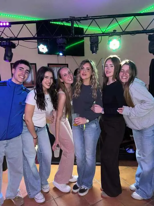 Paula Crespo con sus amigos del pueblo