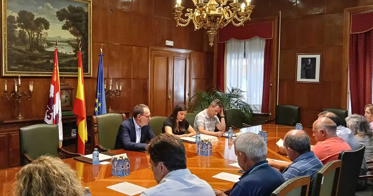 Reuni&oacute;n del Subdelegado del Gobierno con alcaldes.jpg1