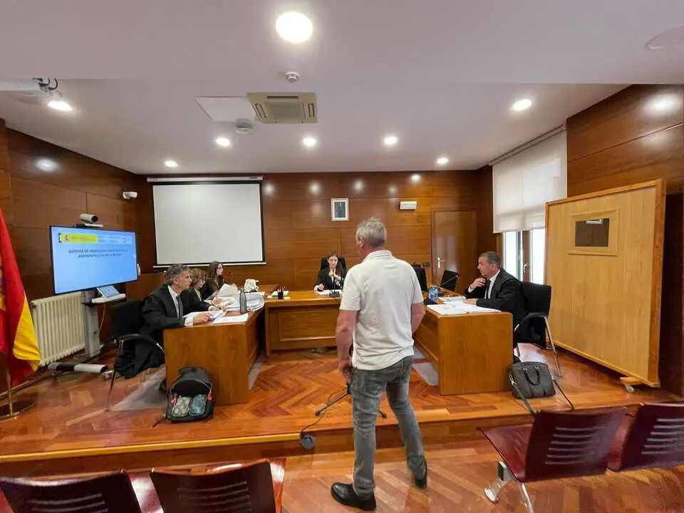 El pastor due&ntilde;os de los perros en la sala del Juzgado de lo Penal