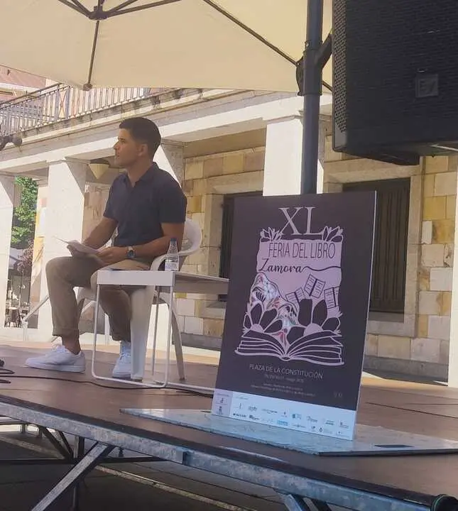 Guillrmo Aladro, hijo de Rufi Vel&aacute;zquez, durante el preg&oacute;n que abri&oacute; la XL Feria del Libro de Zamora