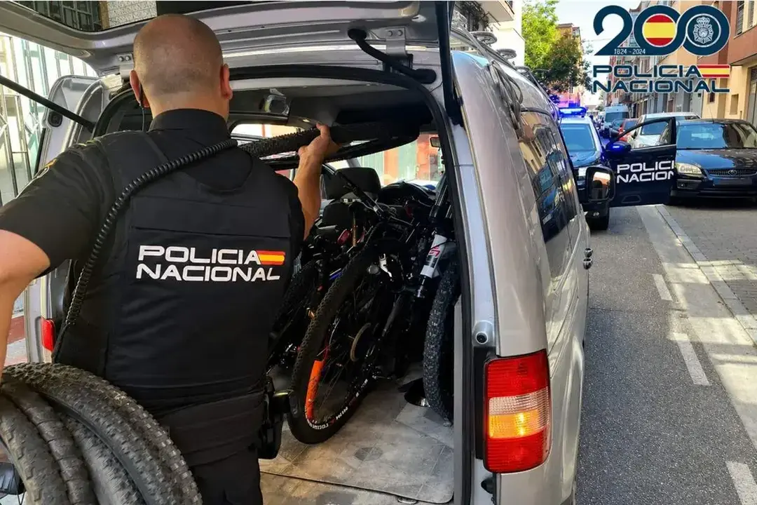 Un agente policial interviniendo las bicicletas robadas en Valladolid