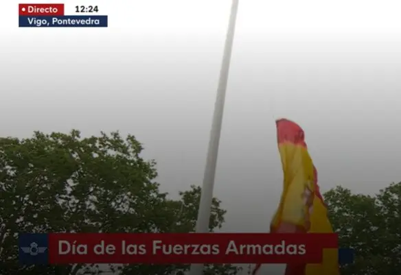 Ca&iacute;da de la bandera en el D&iacute;a de las Fuerzas Armadas