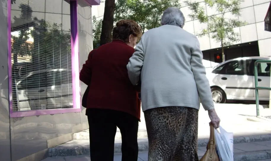 Dos mujeres caminan por la ciudad