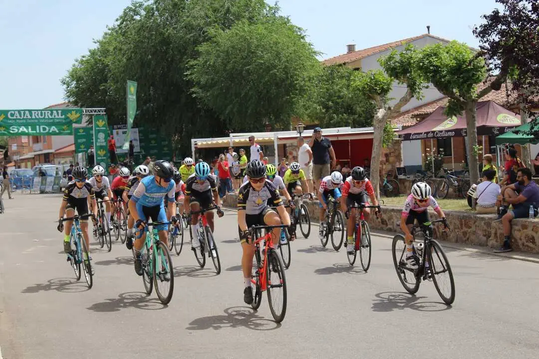 Participantes en al ruta de bicicleta en Coreses