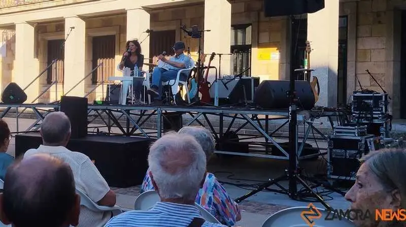 El escritor zamorano Tom&aacute;s S&aacute;nchez Santiago en el escenario de la Feria del libro