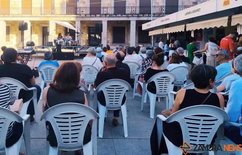 Escuchando a Tom&aacute;s P&eacute;rez Santiago