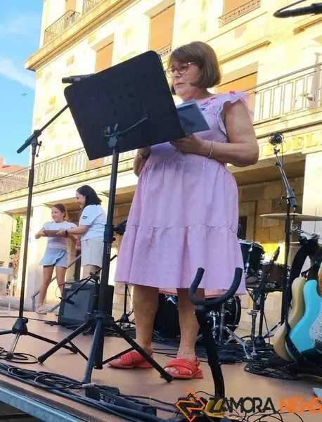 La presidente de los libreros anunciando los ganadores del Concurso de Microrelatos